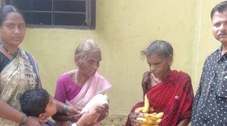 क्राईम बॉर्डरचे प्रतिनिधी शेख कुटुंबाची ईद अंध निर्मला व धुरपताच्या घरी साजरी