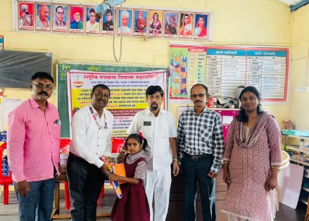 नाळिंबी येथील विद्यार्थ्यांना पत्रकार समितीमार्फत शैक्षणिक साहित्य वाटप कार्यक्रम संपन्न