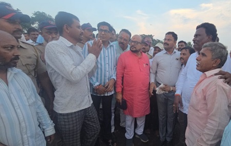 पाचोरा तालुक्यात अतिवृष्टीमुळे नुकसान झालेल्या शेतकऱ्यांना लवकरच मदत दिली जाईल – पालकमंत्री गुलाबराव पाटील